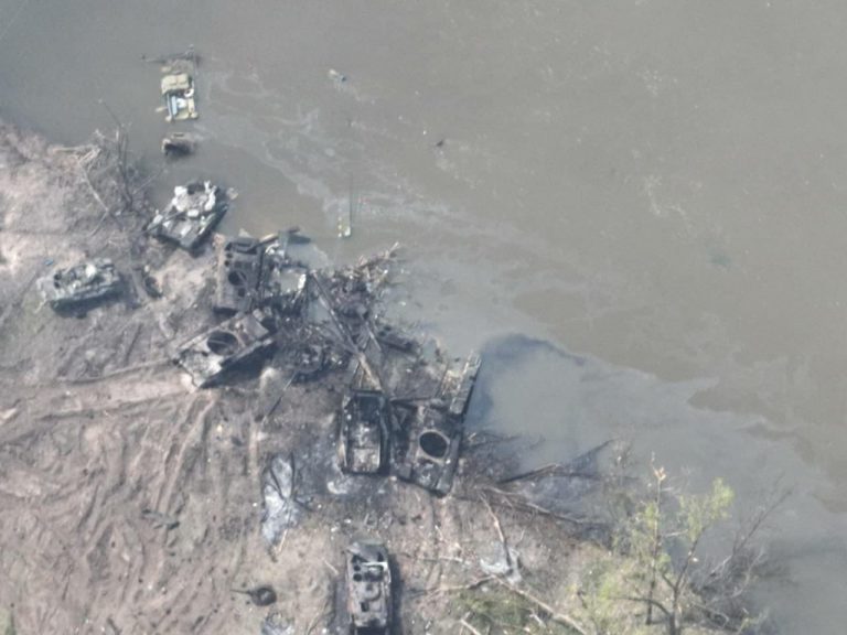 俄军强渡北顿涅茨河遇袭 损失一个营级战术群装甲车