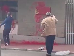 突发：波兰驻俄罗斯大使馆也被泼红油漆了