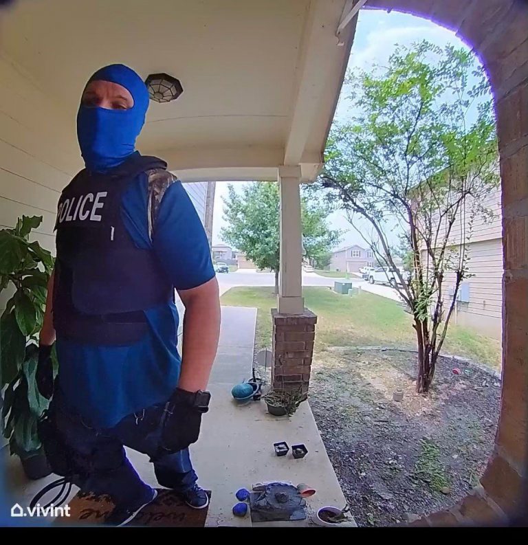 穿成这样的“警察”要求进入民宅 德州妇女被骗失财