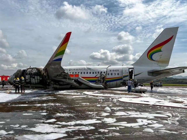 藏航飞机事故图片:乘客滑梯逃生 飞机起火