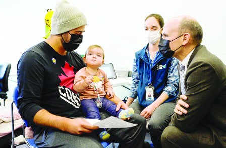 卫生部长偕2市医官吁家长带子女接种疫苗及戴口罩(图)