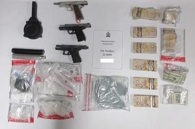阿博斯福警方拘捕三名男子 搜获1.3公斤毒品及三支手枪(图)