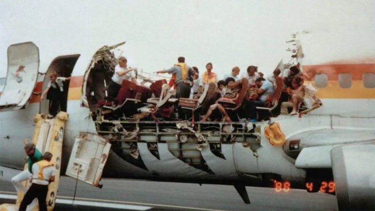 客机万米高空裂开 生死关头美国机长做了个决定….