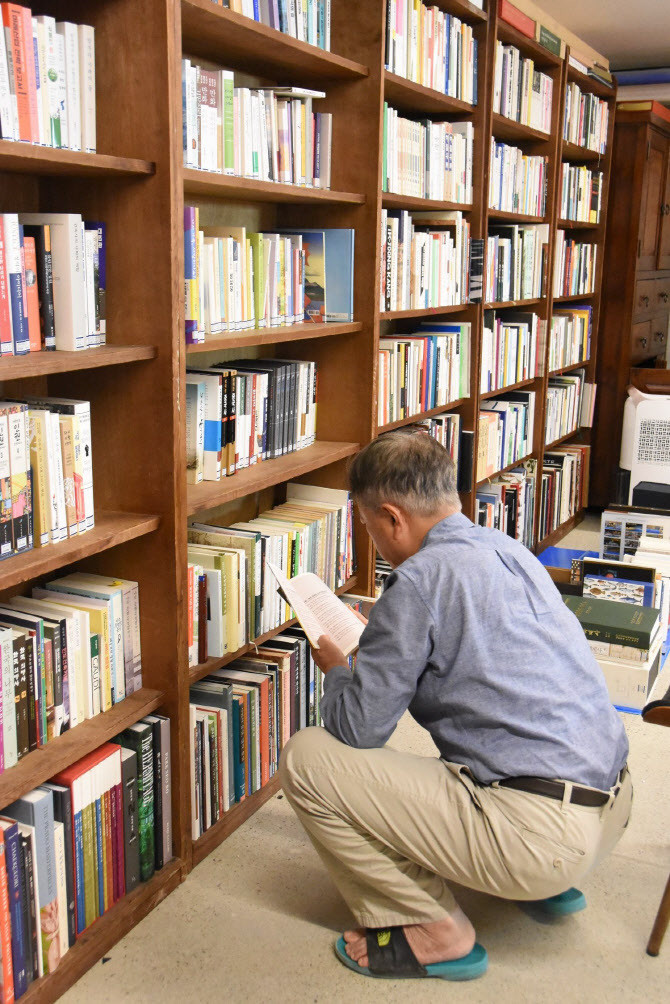文在寅打破韩国前总统先例 在村里开书店当管理员