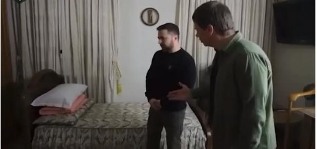 泽连斯基向记者展示过去一年住所,”这就是我的家”
